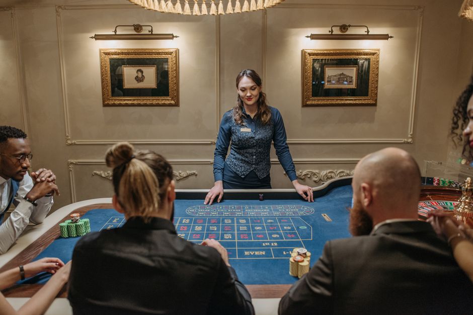 15 Euro Bonus ohne Einzahlung Casino August 2026: Eingangshalle eines Casinos — Symbolbild für Kontoeröffnung und Identitätsprüfung