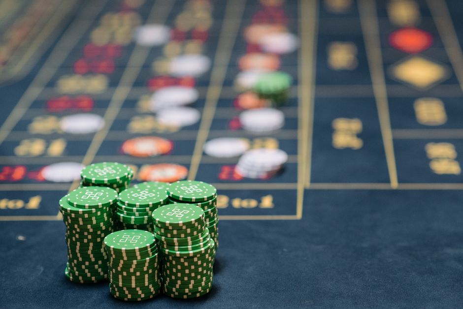 15 Euro Bonus ohne Einzahlung Casino August 2026: Jetons und Bargeld am Spieltisch — Symbolbild für Ein- und Auszahlung im Online Casino