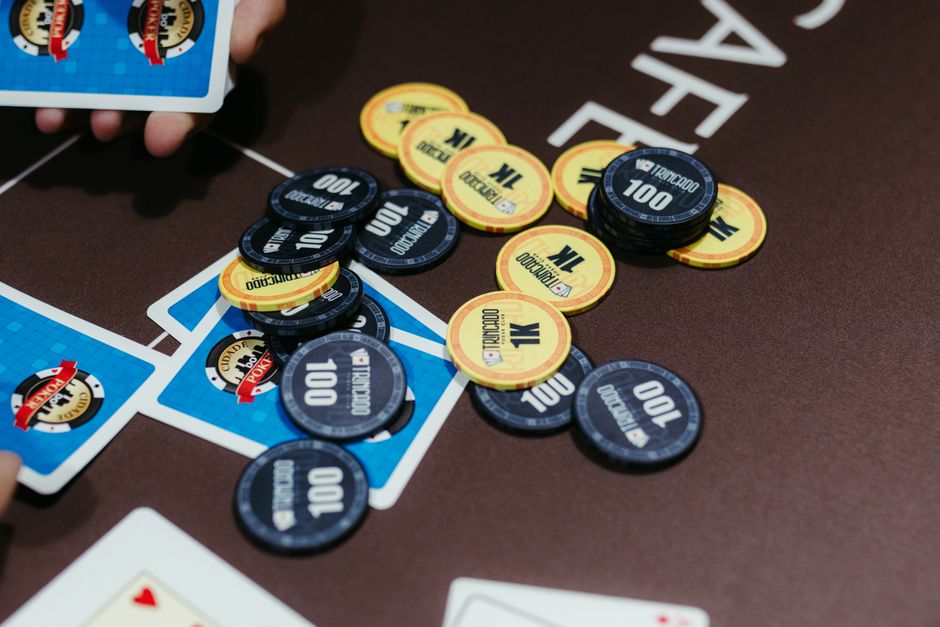 15 Euro Bonus ohne Einzahlung Casino August 2026: gestapelte Casino-Jetons auf dem Filzteppich — Symbolbild für Umsatzbedingungen und Bonusregeln