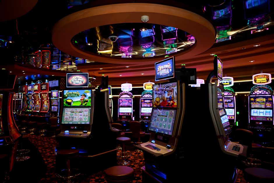 15 Euro Bonus ohne Einzahlung Casino August 2026: abgedunkelter Casinosaal ohne Spielbetrieb — Symbolbild für Pause und verantwortungsvolles Spielen