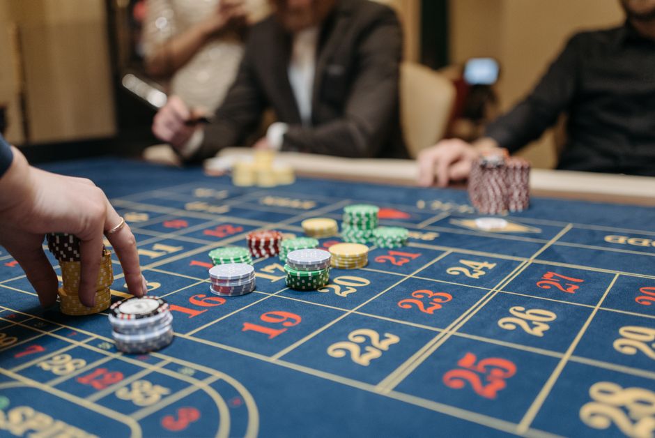 15 Euro Bonus ohne Einzahlung Casino August 2026: Roulette-Kessel und Jetons auf einem Casinotisch — Symbolbild zum Bonusvergleich ohne Einzahlung